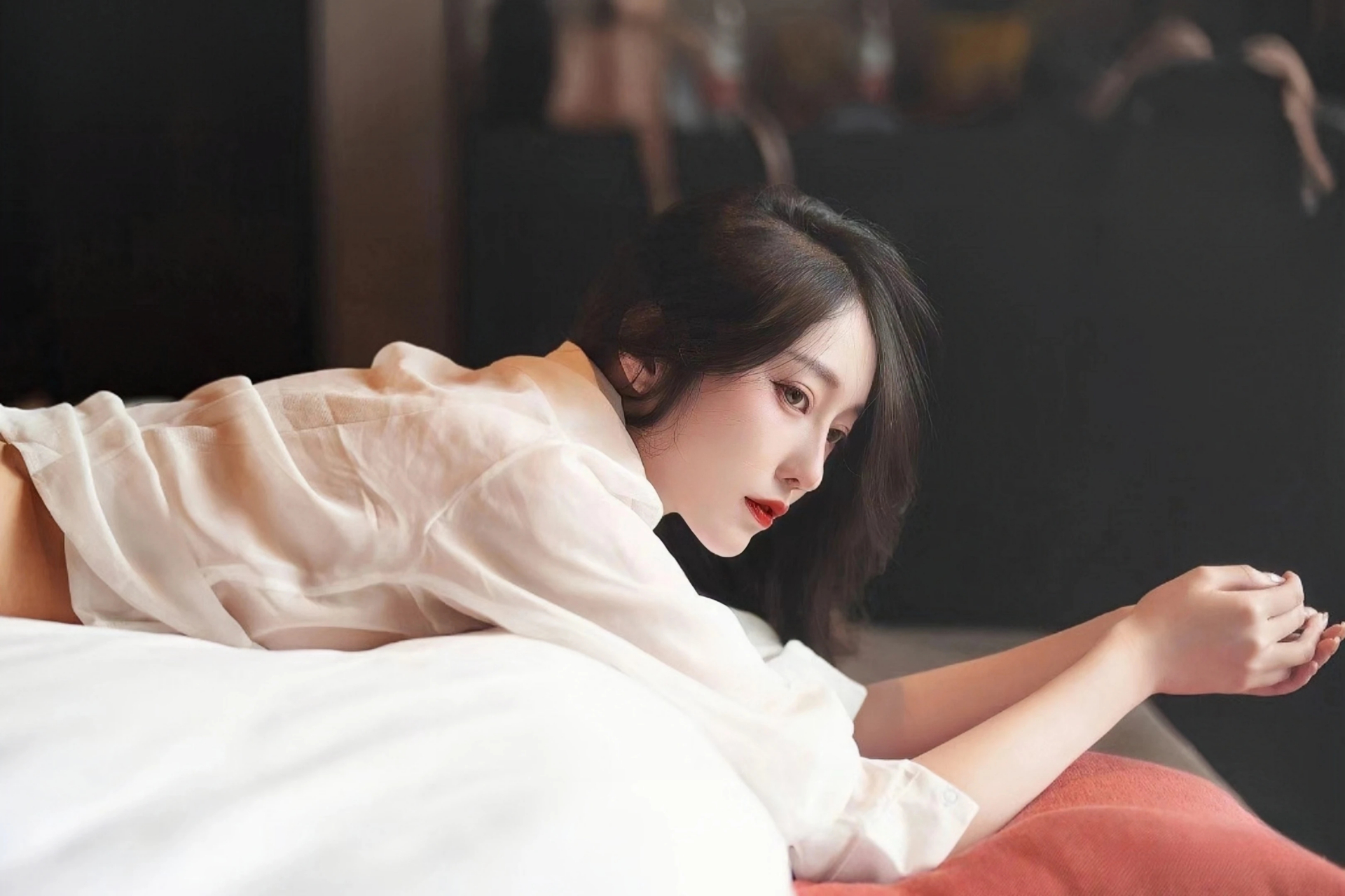 武汉渡江节：两千余名中外“泳士”搏浪长江